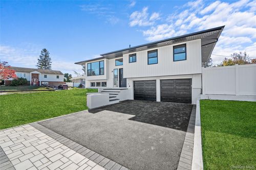 20 Briarwood Ln, Plainview, NY, 11803-6311 | Card Image