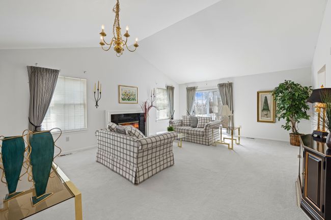 Large great room with vaulted ceiling | Image 8
