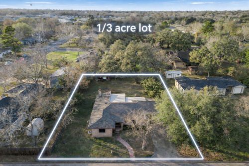 927 E Walnut St, La Grange, TX, 78945-2943 | Card Image