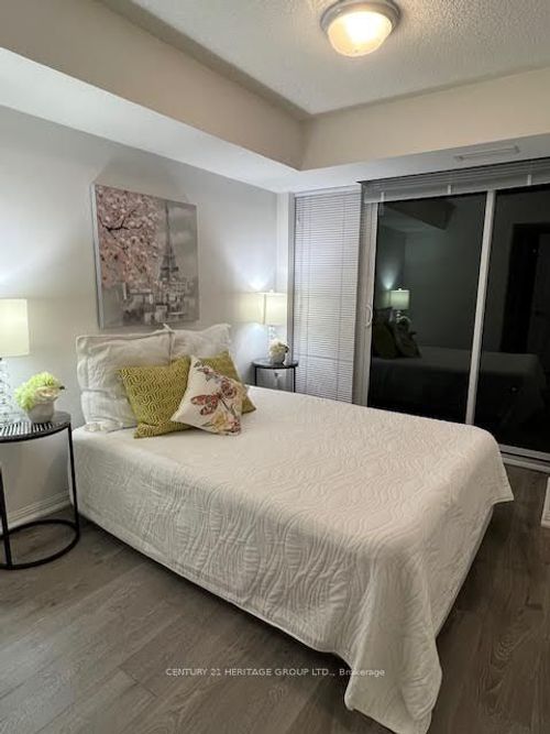 1015-400 Adelaide St E, Toronto, ON, M5A4S3 | Card Image