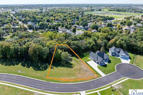 31 S Pointe Ct, North Mankato, MN, 56003-7512 | Card Image