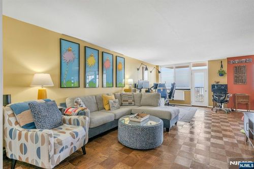 2150 Center Ave, Fort Lee, NJ, 07024-5806 | Card Image