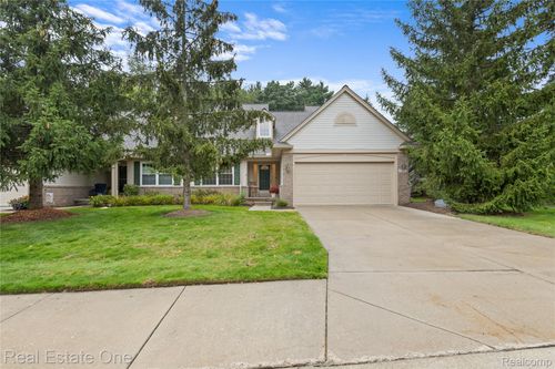 109 Four Seasons Dr, Lake Orion, MI, 48360-2646 | Card Image