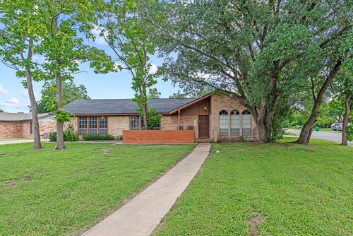 2400 Grace St, Taylor, TX, 76574-1425 | Card Image