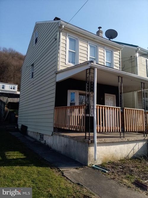 52 W Bacon St, POTTSVILLE, PA, 17901-3910 | Card Image