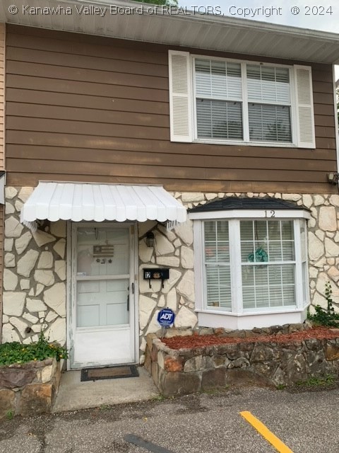 Warren Pl, Charleston, WV 25302