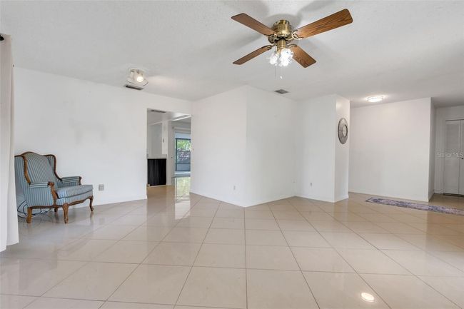13635 Berkshire Ct, House other with 3 bedrooms, 2 bathrooms and null parking in GRAND ISLAND FL | Image 4