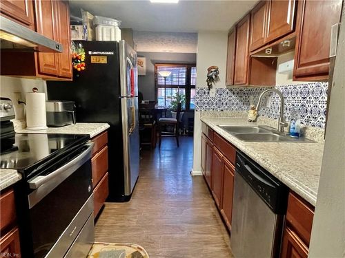 525 Chanticlar Ct, Newport News, VA, 23608-1670 | Card Image