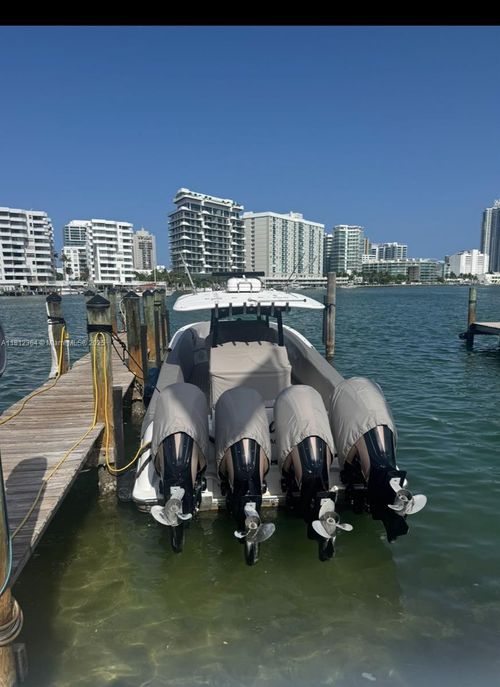 ds18-900 Bay Dr, Miami Beach, FL, 33141-5623 | Card Image