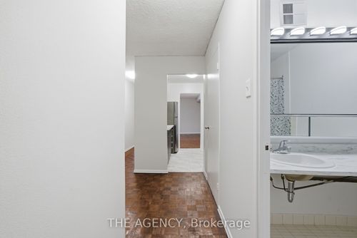 2607a-2350 Dundas St W, Toronto, ON, M6P4B1 | Card Image