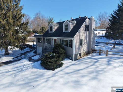 70 Suters Ln, Wayne, NJ, 07470-2518 | Card Image