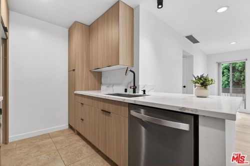 unit-122-8601 International Ave, Canoga Park, CA, 91304-7500 | Card Image