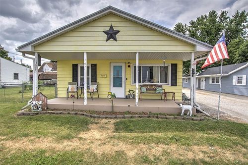 105 W South St, Oakley, IL, 62501-7126 | Card Image