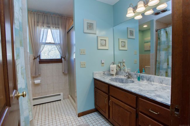 Upstairs bathroom | Image 24