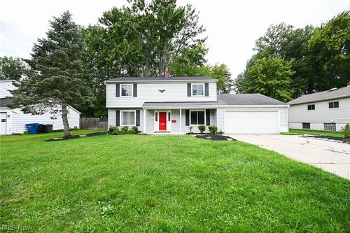 6752 Crestwood Ln, Olmsted Twp, OH, 44138-1145 | Card Image