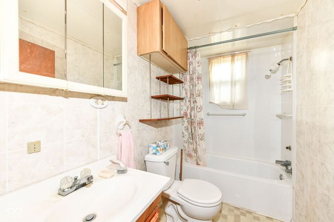 Full size bathroom with shower tub combo | Image 22