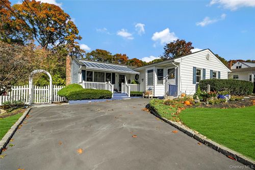 17 Washington Heights St, Selden, NY, 11784-4013 | Card Image