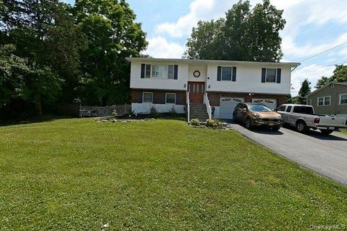 5 Colette Dr, Poughkeepsie, NY, 12601-5832 | Card Image