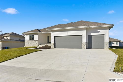 9808 Overland Trl, Papillion, NE, 68046-3711 | Card Image