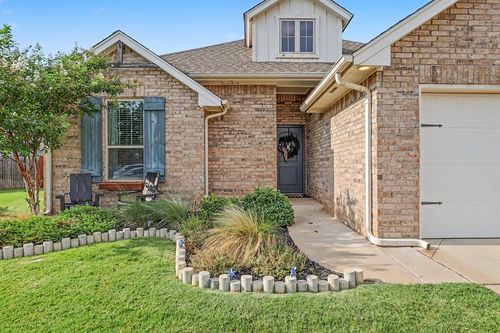 1005 Ne 33rd Ter, Moore, OK, 73160-2716 | Card Image