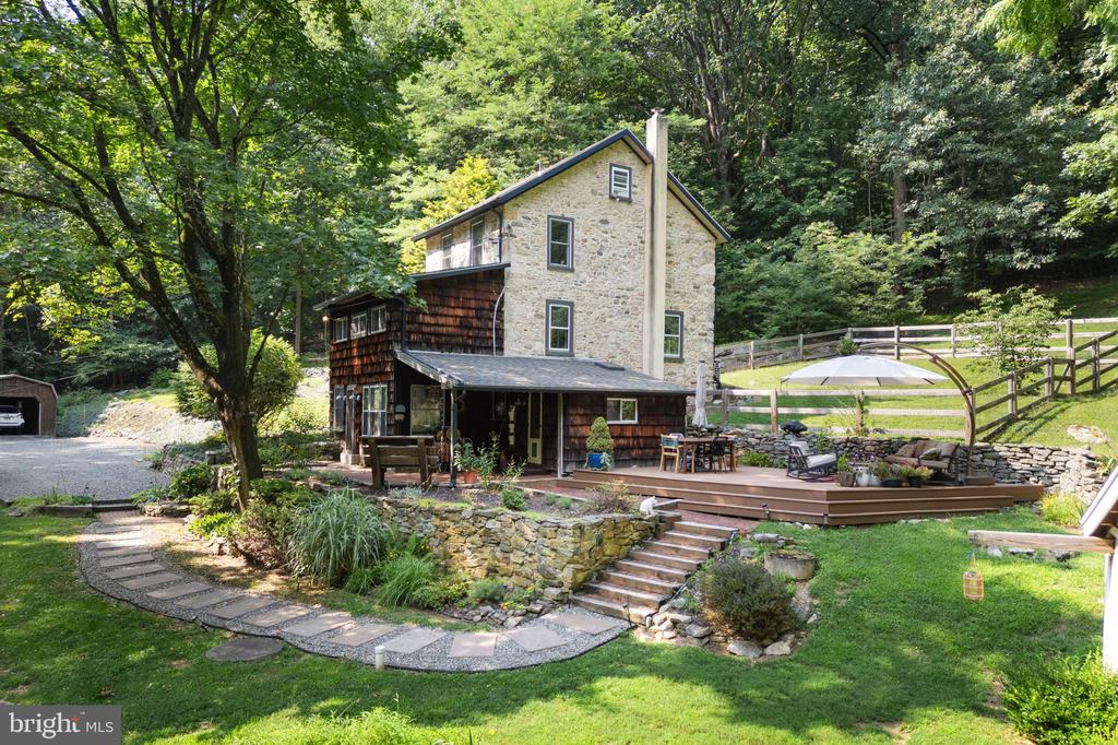 Sell Rd, Zionsville, PA 18092