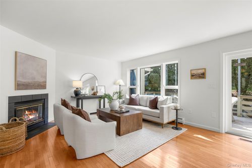 16 Tulip Tree Ln, Mamaroneck, NY, 10543-3845 | Card Image