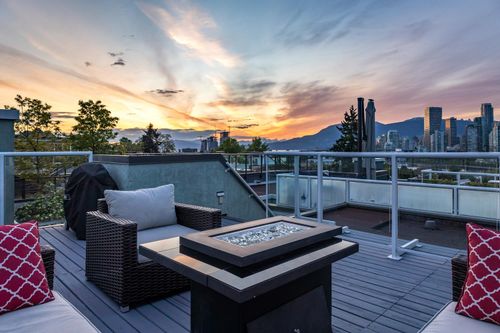 2391 Oak St, Vancouver, BC, V6H2J8 | Card Image