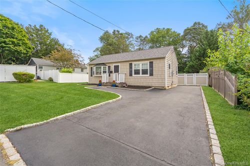 32 Woodland St, Lake Ronkonkoma, NY, 11779-2778 | Card Image