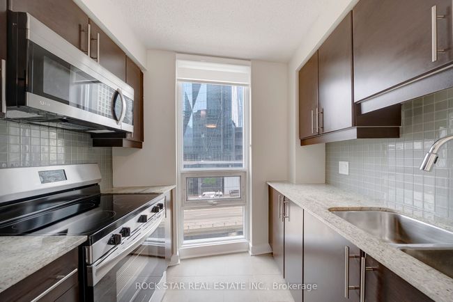 905 - 18 Harbour St, Condo with 2 bedrooms, 2 bathrooms and 1 parking in Toronto ON | Image 13