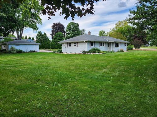 21521 W Woodland Drive, New Berlin, WI, 53146 | Card Image