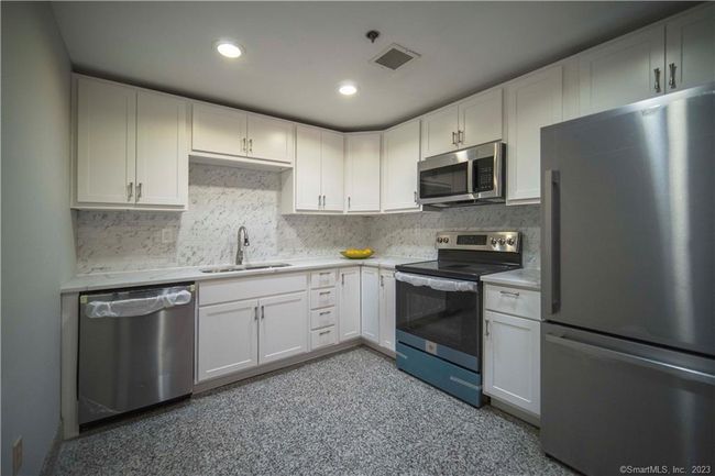 APT-403 - 235 E River Dr, Condo with 3 bedrooms, 2 bathrooms and null parking in East Hartford CT | Image 7