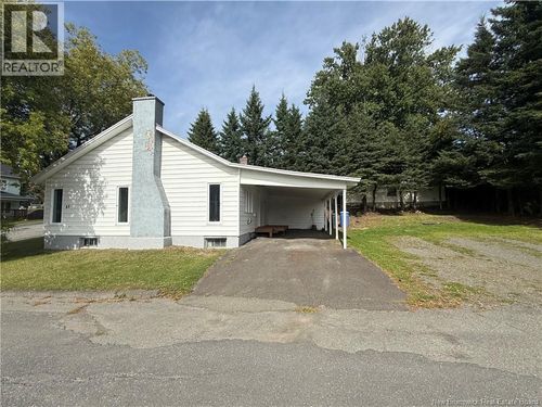 45 42 E Ave, House with 2 bedrooms, 1 bathrooms and null parking in Edmundston NB | Card Image