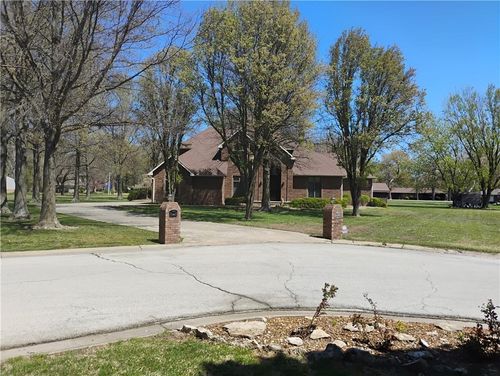 724 Village Dr, Girard, KS, 66743-2203 | Card Image