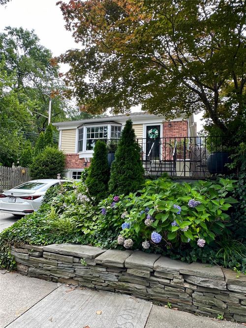38 Douglaston Pkwy, Douglaston, NY, 11363-1246 | Card Image