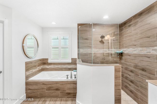 Separate tub and shower | Image 25