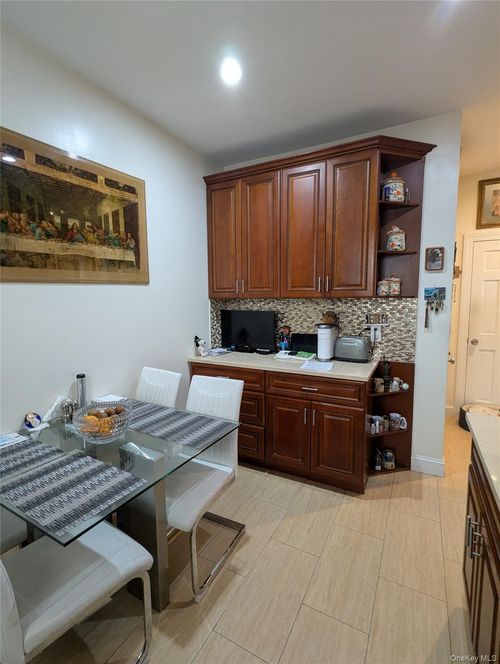 apt-1r-3352 29th St, Astoria, NY, 11106-3438 | Card Image