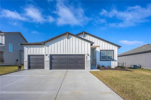 3212 Sw Arboridge Dr, Lee's Summit, MO, 64082-3403 | Card Image