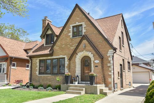 2608 N 71st Street, Wauwatosa, WI, 53213 | Card Image