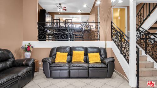 c-13567 Valerio Street, Van Nuys, CA, 91405 | Card Image
