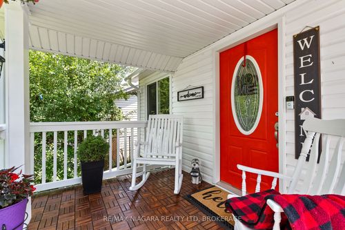 696 Fairview Rd, Fort Erie, ON, L2A4T1 | Card Image