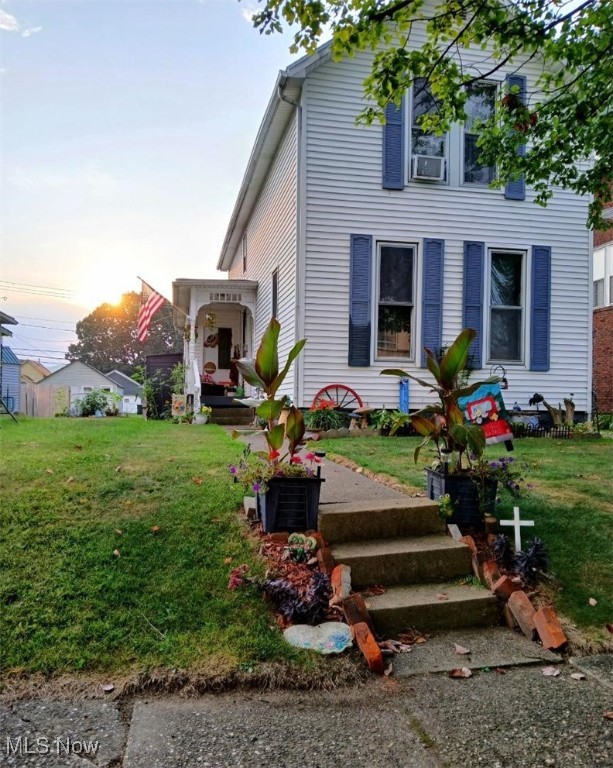 Lawn Ave, Coshocton, OH 43812