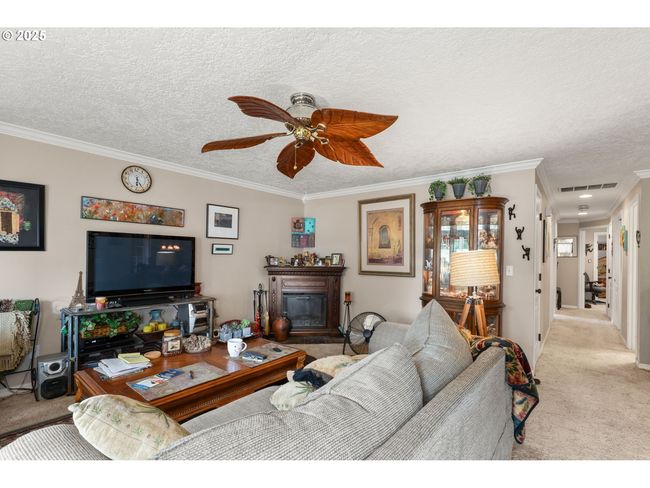270 Se Robin Way, House other with 3 bedrooms, 2 bathrooms and 2 parking in Gresham OR | Image 4