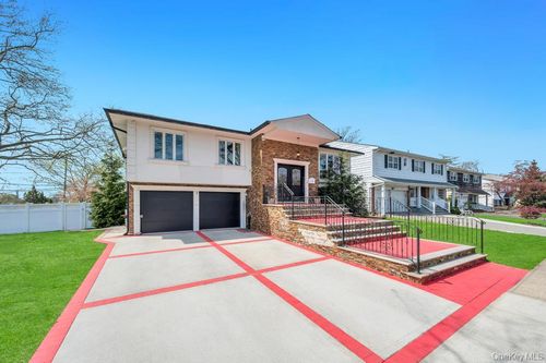 2 Valley Greens Dr, Valley Stream, NY, 11581-3635 | Card Image