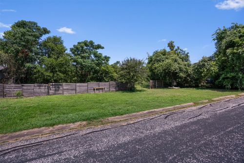 112 Plum Dr, Elgin, TX, 78621-3110 | Card Image