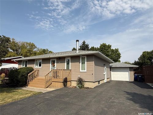 15 Mitchell Cres, Weyburn, SK, S4H2M3 | Card Image
