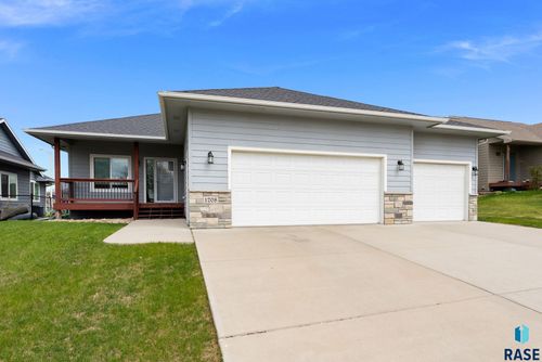 1208 N Broken Bow Ave, Sioux Falls, SD, 57103-7060 | Card Image