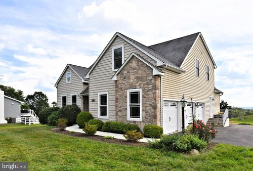 2020 Peevy Rd, EAST GREENVILLE, PA, 18041-2304 | Card Image