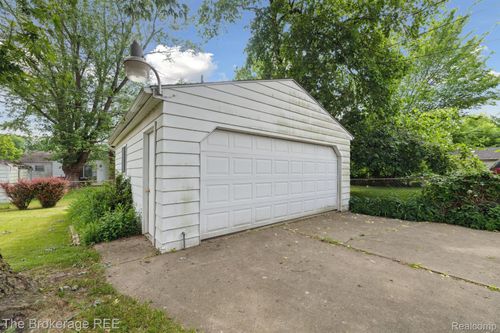812 E Atherton Rd, Flint, MI, 48507-2813 | Card Image