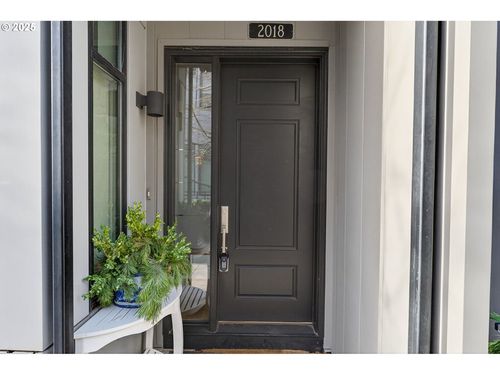 2018 Nw 16th Ave, Portland, OR, 97209-2562 | Card Image