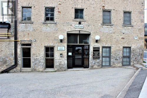 105 Queen Street, Centre Wellington (Fergus), ON, N1M2L3 | Card Image